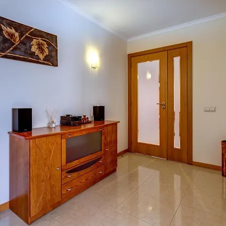 Apartment Two Bedroom With Rooftop Pool In