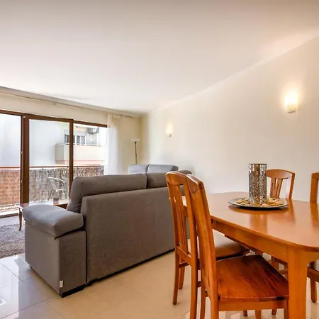 Apartment Two Bedroom With Rooftop Pool In