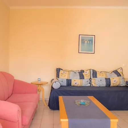 Apartment A27 - Secluded 2 Minutes From The Center