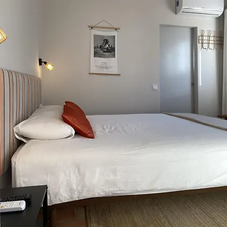 Casa Largo Do Poco Bed & Breakfast