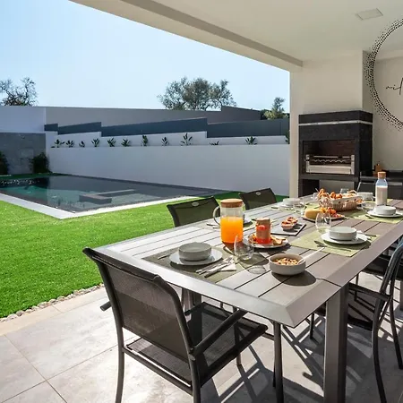 V5 Emma - Luxury 5 Bedroom In With Private Pool And Jacuzzi Villa