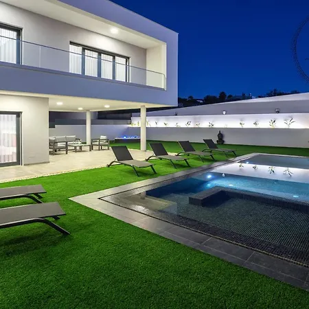 V5 Emma - Luxury 5 Bedroom In With Private Pool And Jacuzzi Villa Alvor