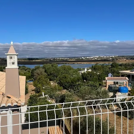 Villa Spacious Villa. Large Rooftop. 4 Bedroom Sleeps 8 *