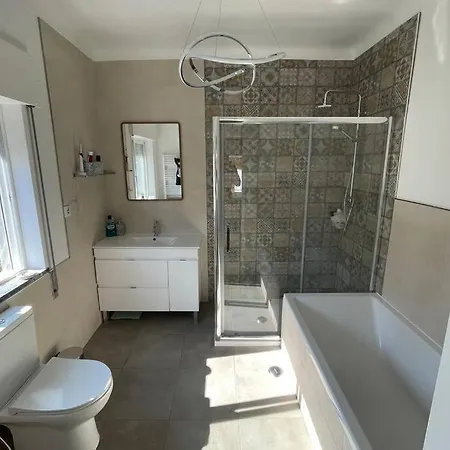 Spacious Villa. Large Rooftop. 4 Bedroom Sleeps 8 Villa Alvor